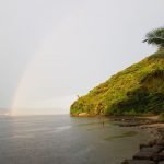 Arco iris após chuva de verão que cai sobre a Praia de Bertioga