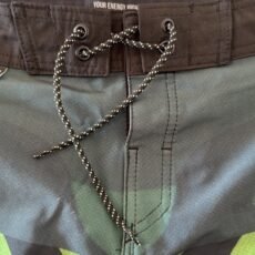 Bermuda para surf Yeh verde com preto, cós ajustável, bolso traseiro para parafina e cordão para guardar chave com velcro - preto