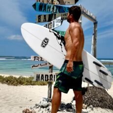 Bermuda para surf Yeh verde com preto, cós ajustável, bolso traseiro para parafina e cordão para guardar chave com velcro