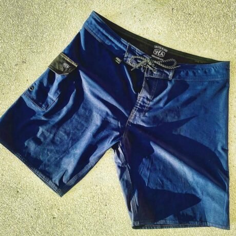 Bermuda Classic para Surfar em poliéster com elastano bolso lateral para parafina e porta chaves com cordão de ajuste na cintura | Yeh Surf